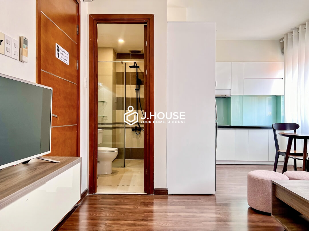 Rent spacious and cosy 1 bedroom apartment in District 1, HCMC