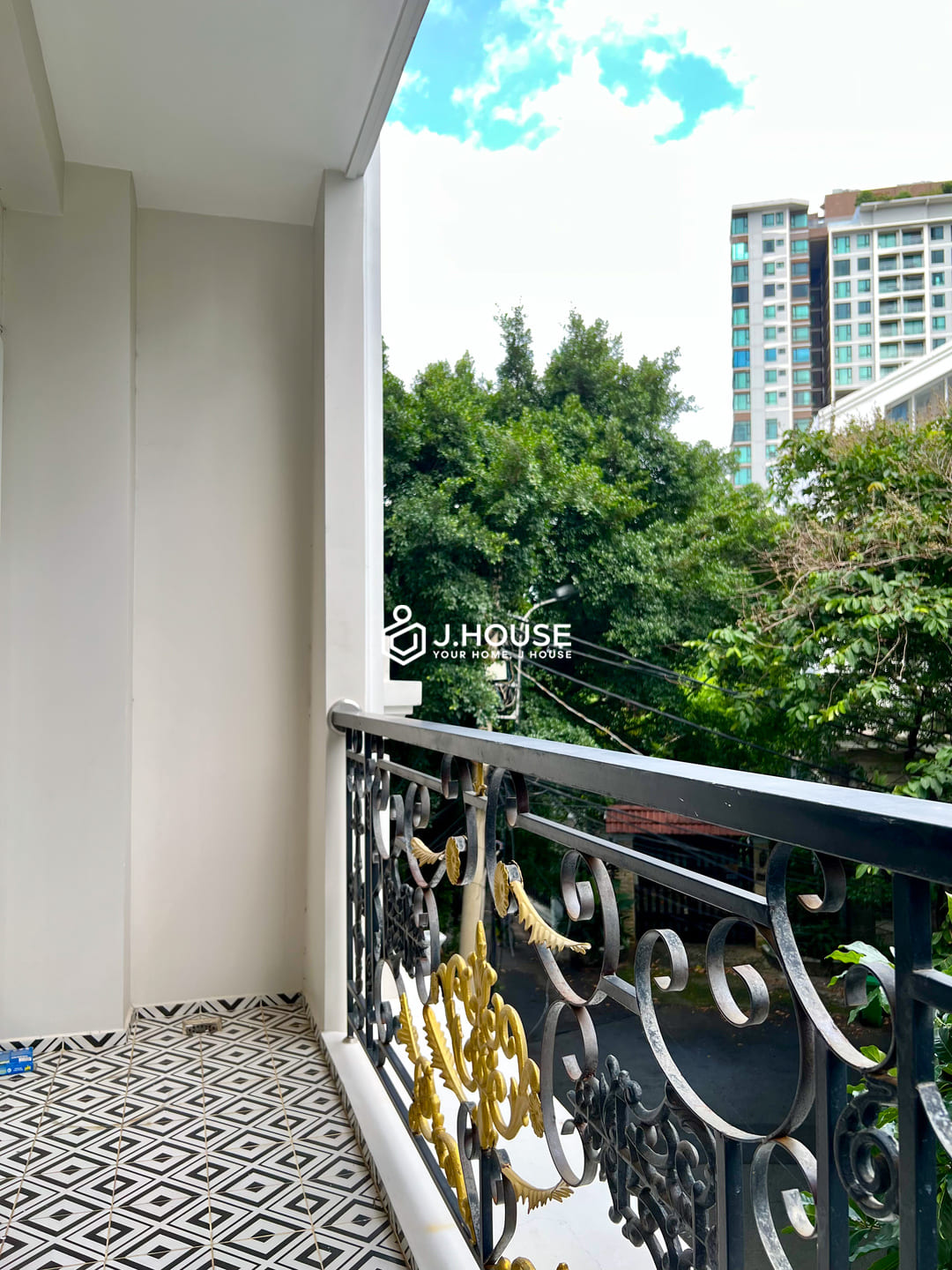 Spacious 1br apartment with pool, gym and sauna at The Huge Apartment, Thao Dien, D2