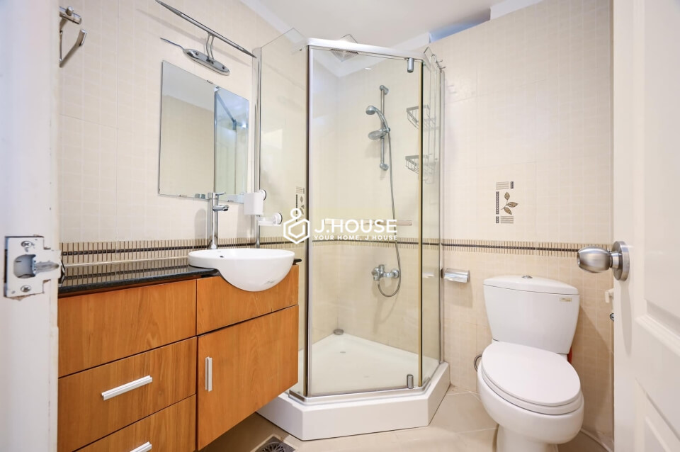 1br apartment for rent near Independence Palace and Notre Dame Cathedral in District 1, HCMC-10