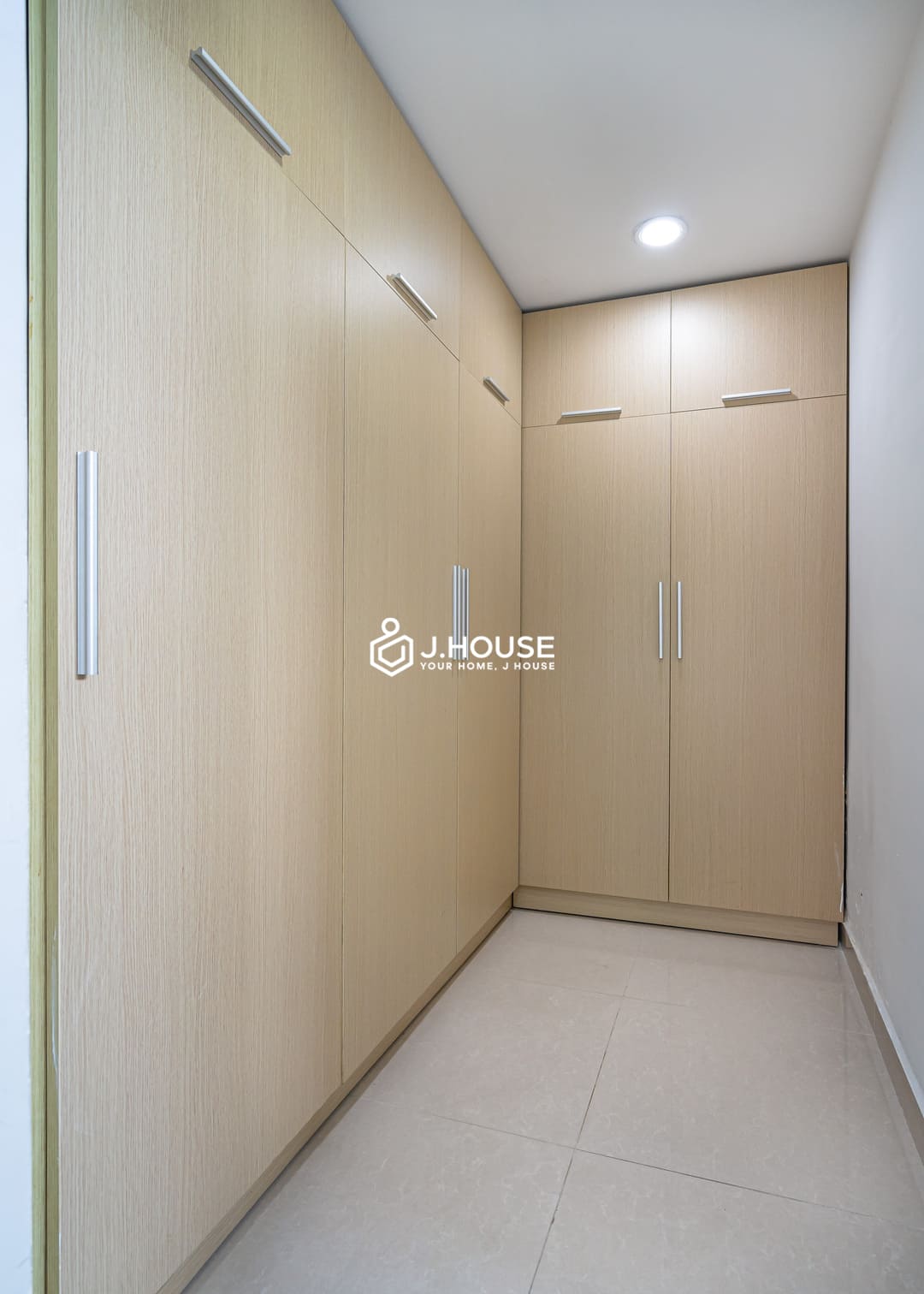 Modern and spacious studio apartment at International Plaza, District 1, HCMC