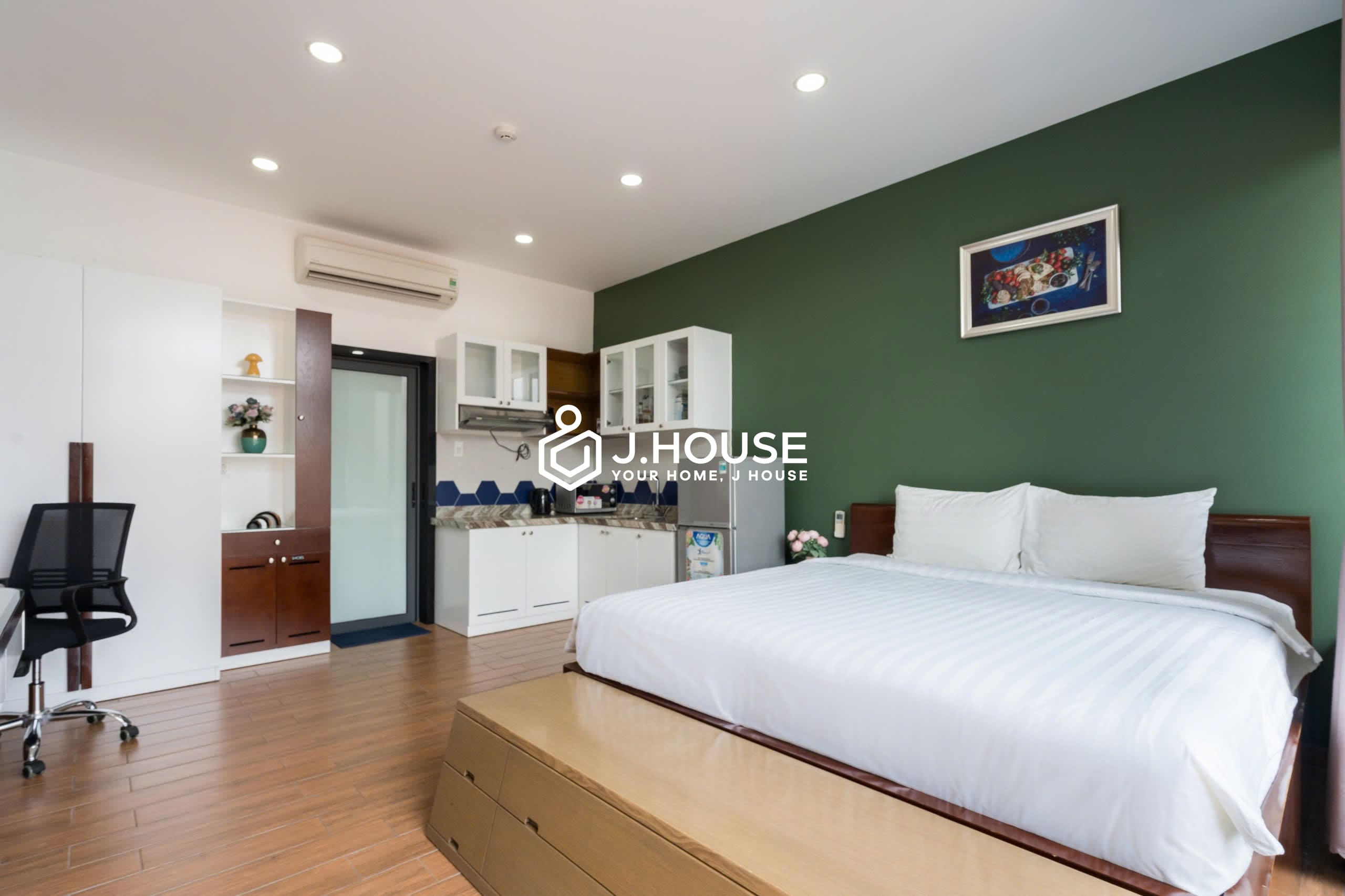 Modern apartment for rent with balcony at The Garden Building, District 3, HCM