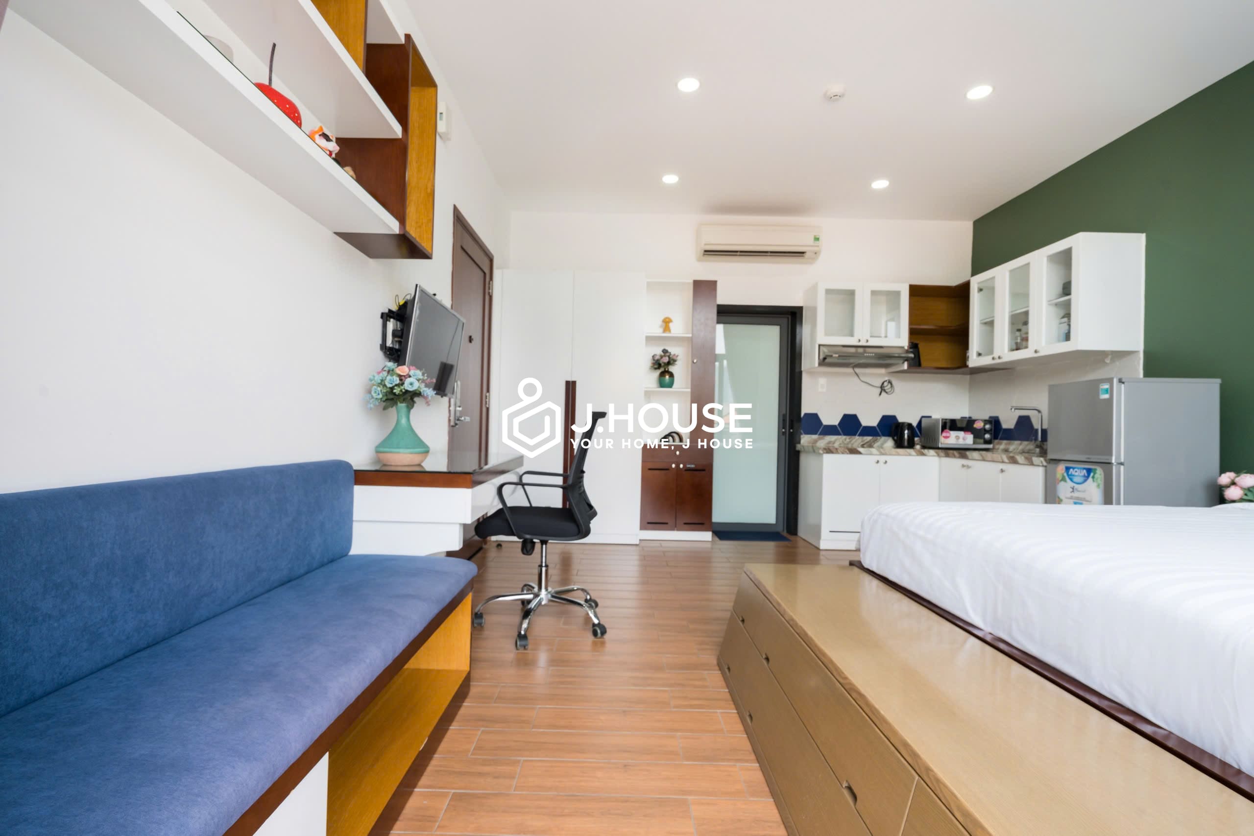 Modern apartment for rent with balcony at The Garden Building, District 3, HCM