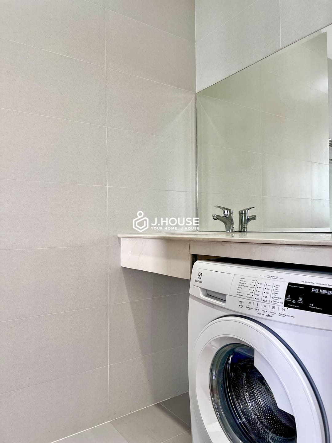 Cozy and fully furnished apartment for rent on Pham Viet Chanh Street, Binh Thanh District