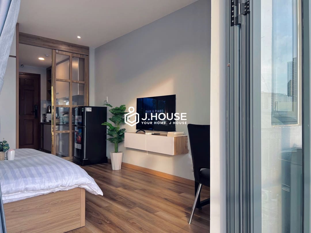 Modern studio apartment with balcony at good price in District 1, HCMC-2