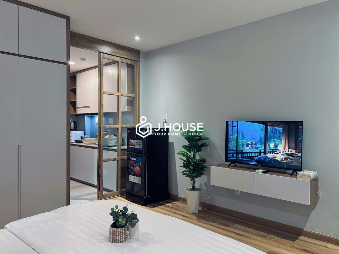 Modern studio apartment with balcony at good price in District 1, HCMC-3