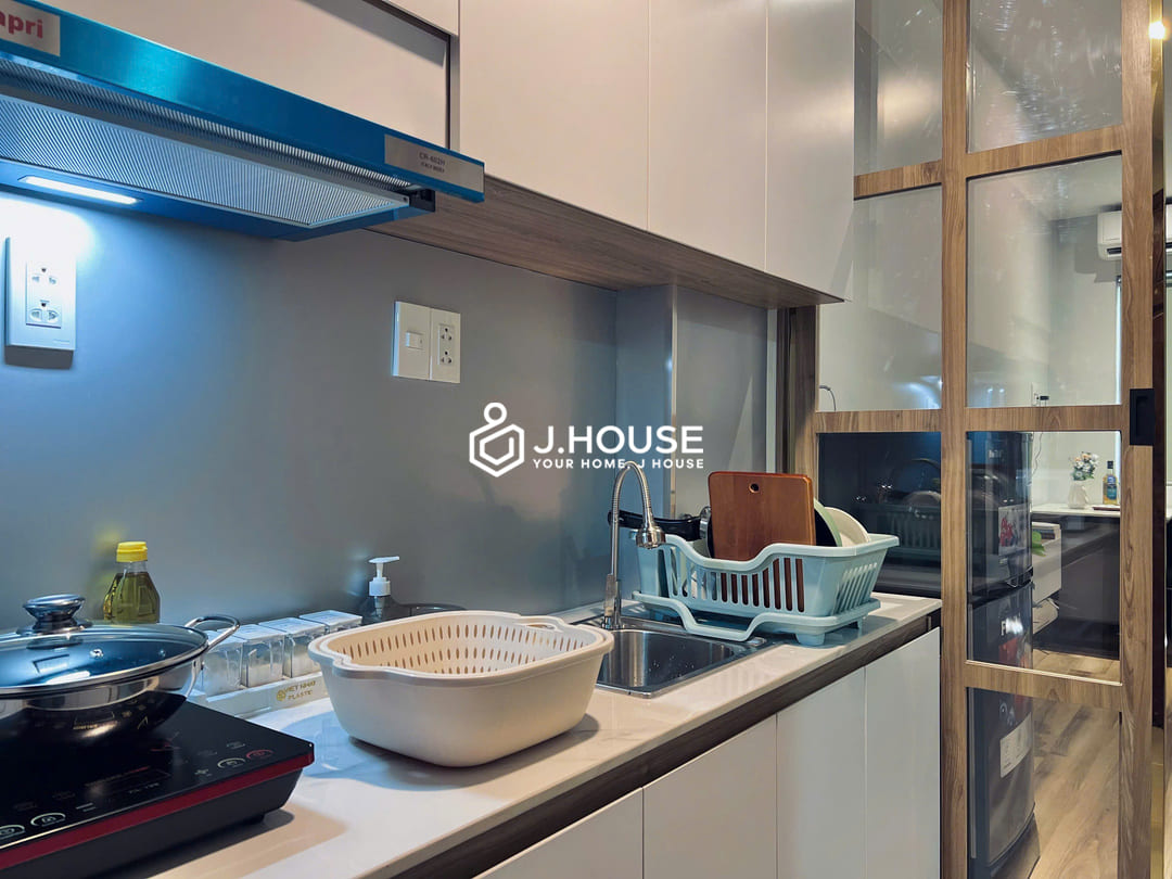 Modern studio apartment with balcony at good price in District 1, HCMC-4