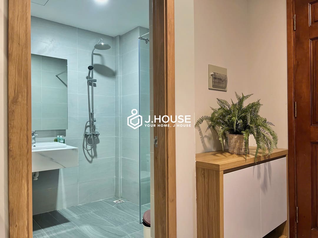 Modern studio apartment with balcony at good price in District 1, HCMC-5