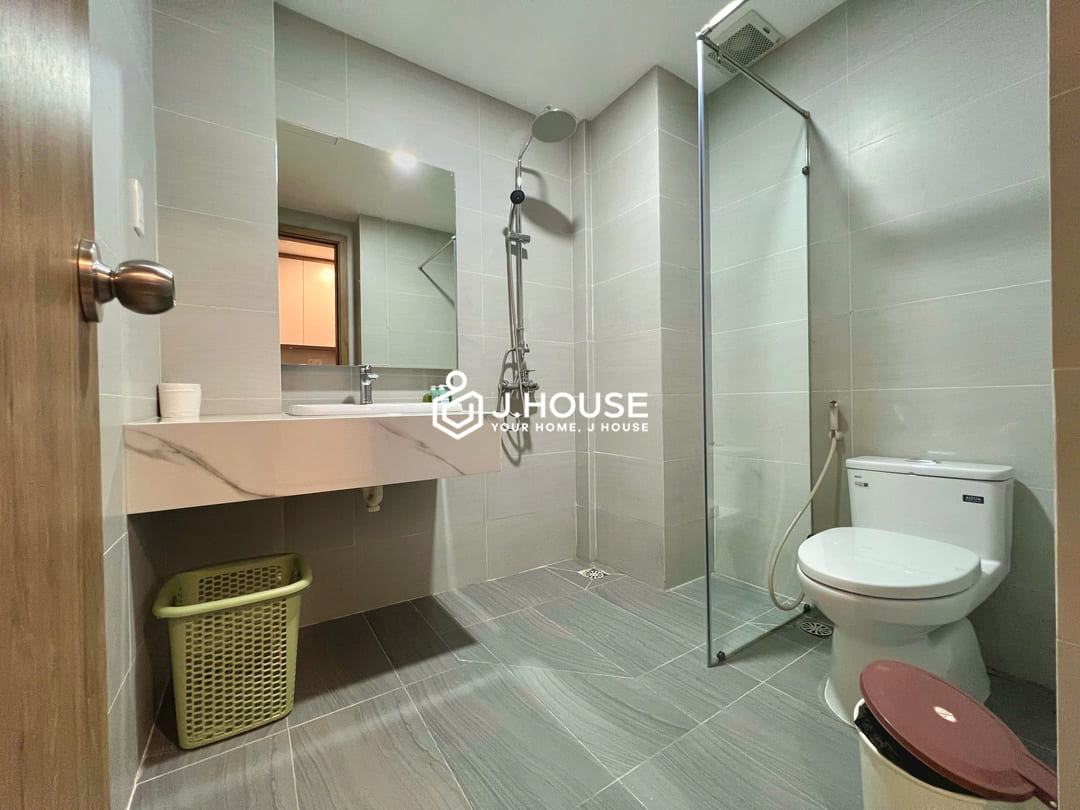 Modern studio apartment with balcony at good price in District 1, HCMC-6