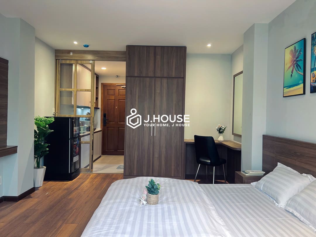 Serviced apartment for rent with balcony in District 1, HCMC-4