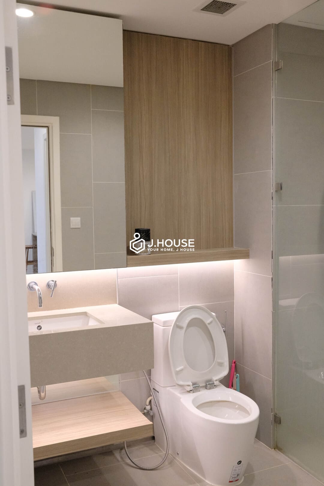 Spacious 1br apartment for rent at City Garden Binh Thanh