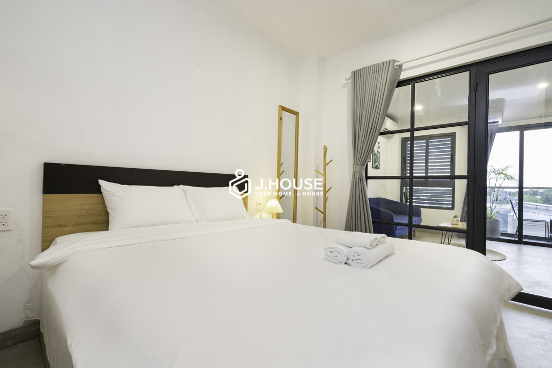 Bright 1-Bedroom Apartment with Large Balcony-4