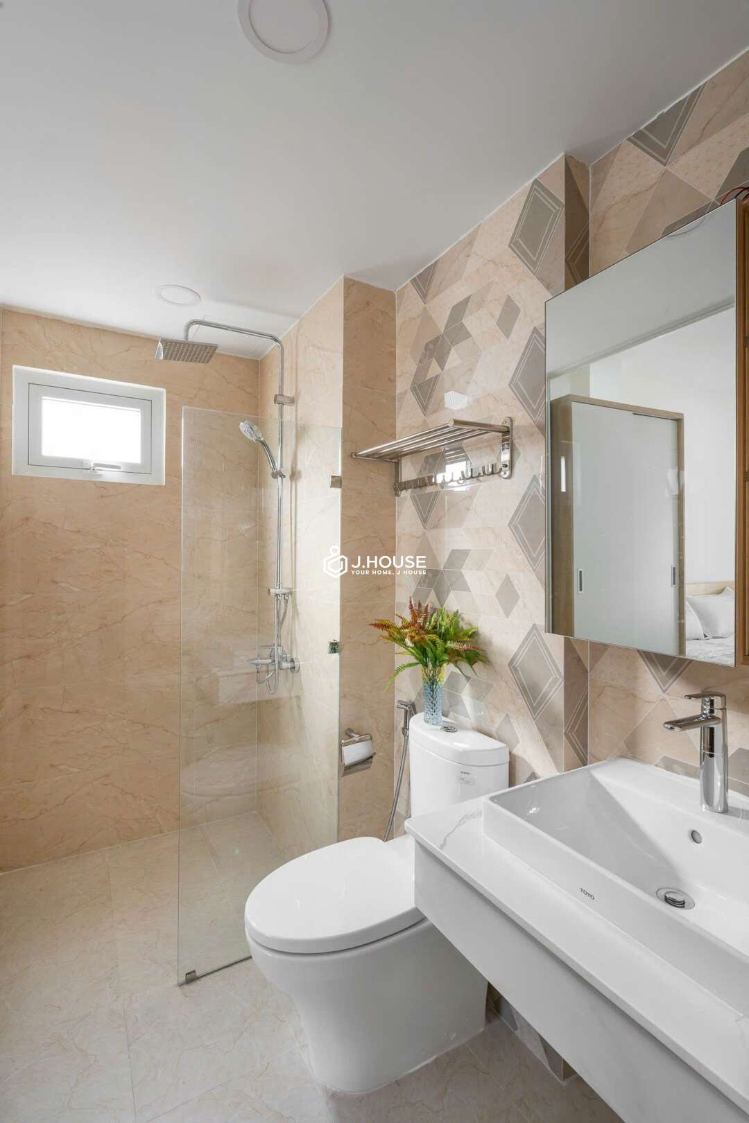 Bright & Modern Studio Apartment for Rent in District 1 Full House-4_result