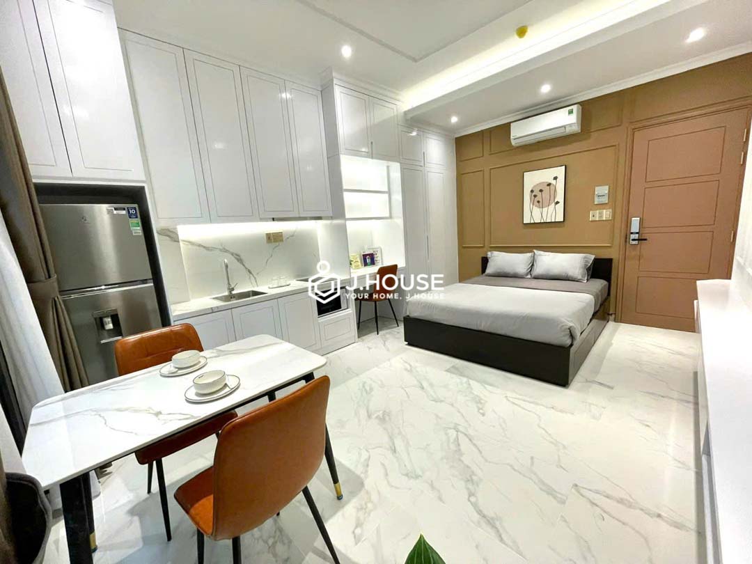 Bright Studio Apartment with Large Window District 1-2