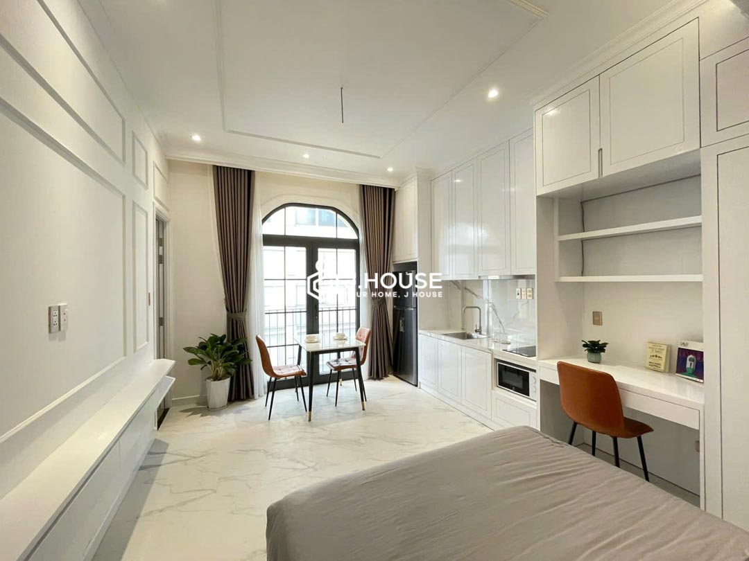 Bright Studio Apartment with Large Window District 1