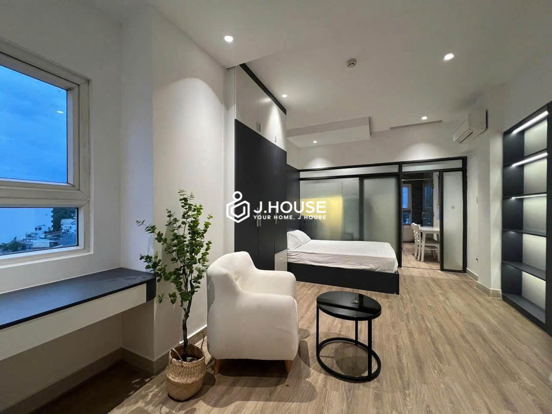 Bright Studio with Bathtub-0