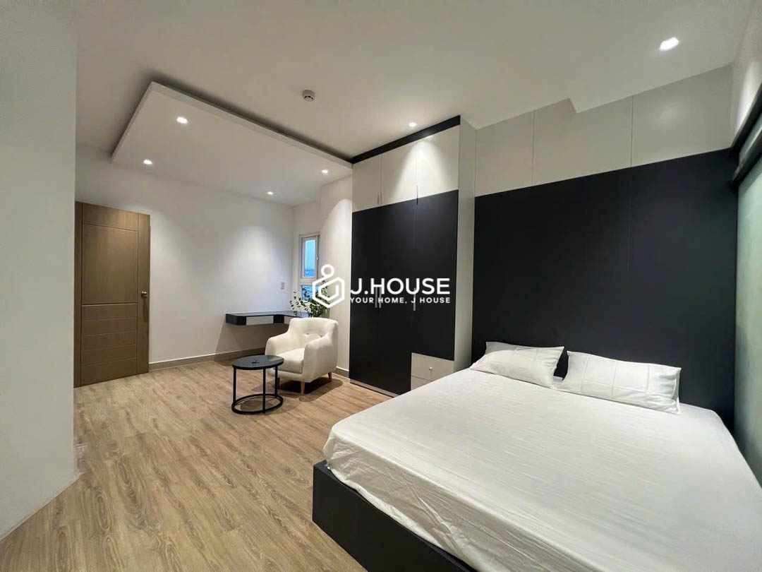 Bright Studio with Bathtub-1