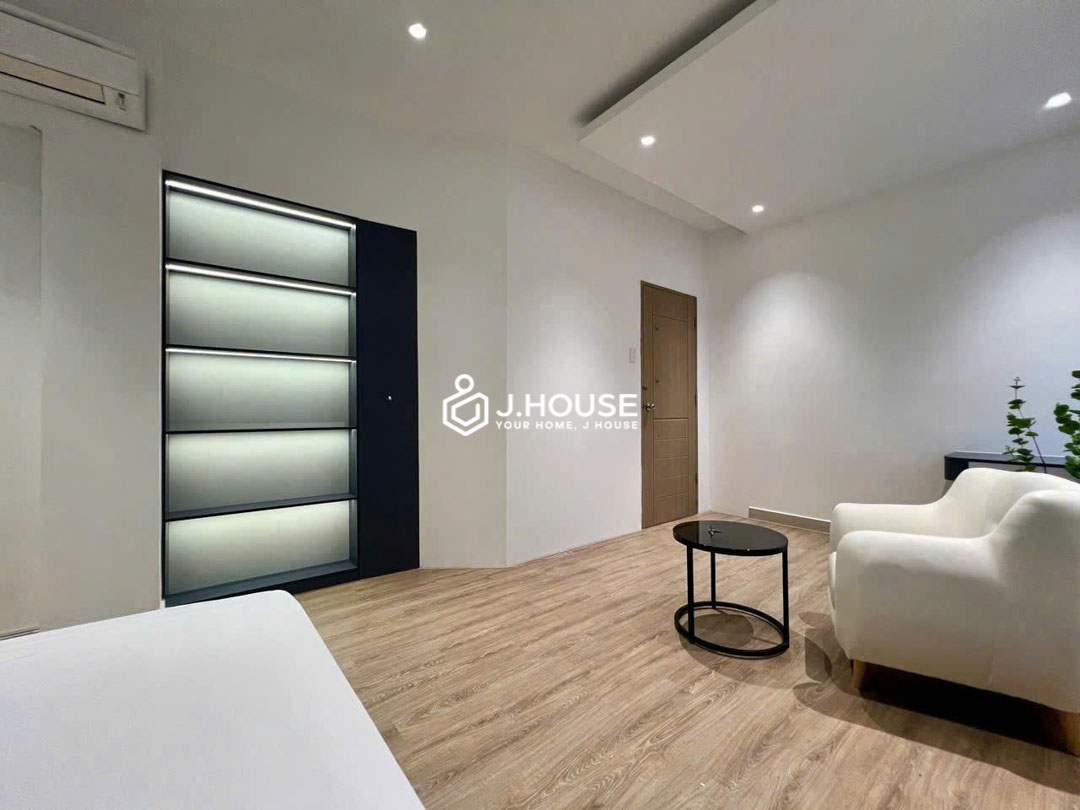 Bright Studio with Bathtub-2