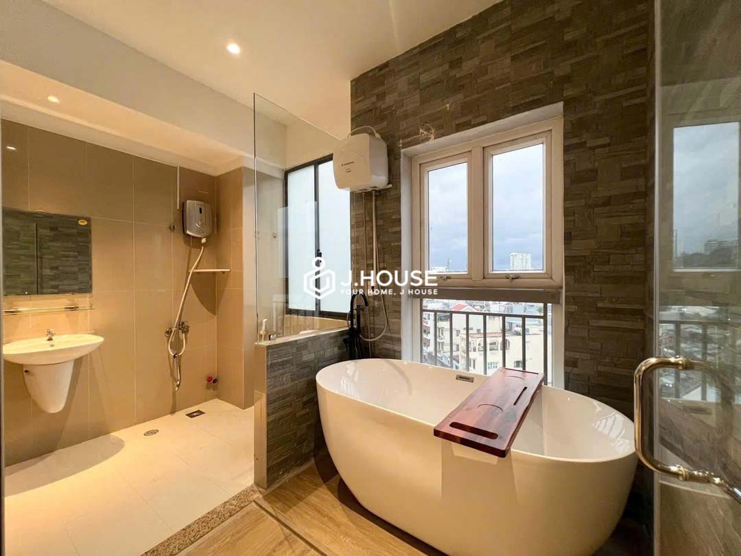 Bright Studio with Bathtub-4