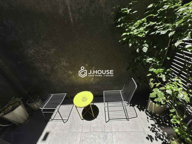 Cozy Studio with Private Skylight Yard View-8