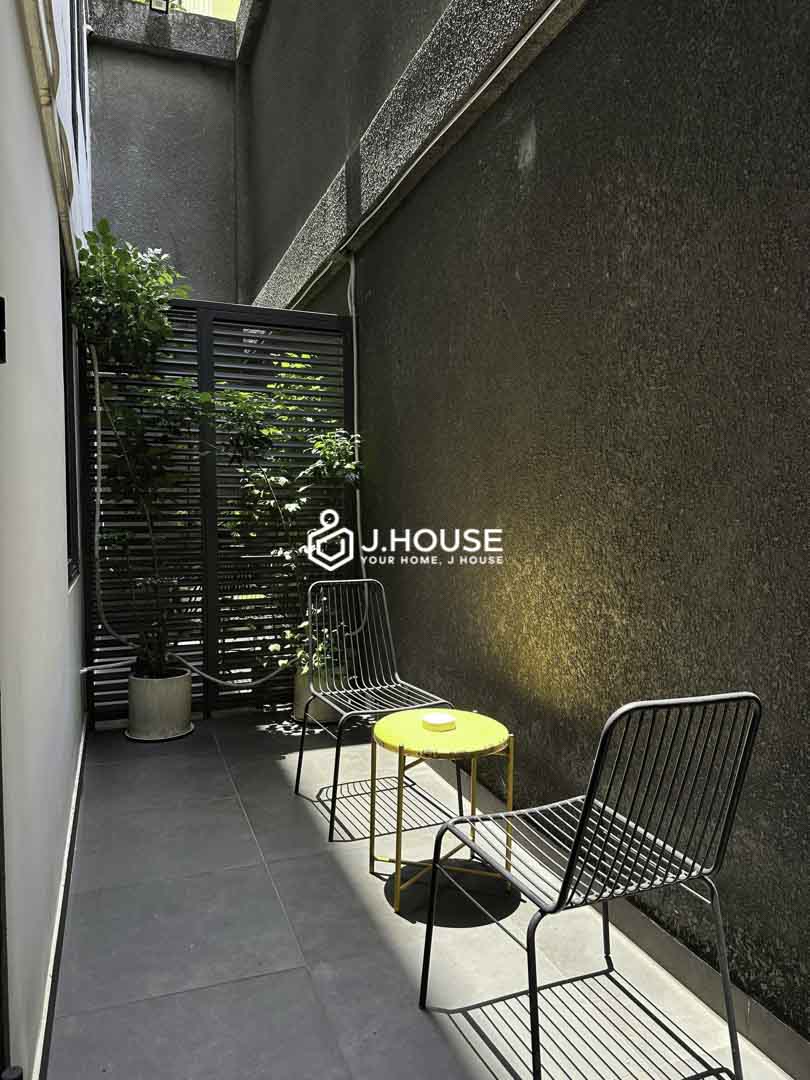 Cozy Studio with Private Skylight Yard View