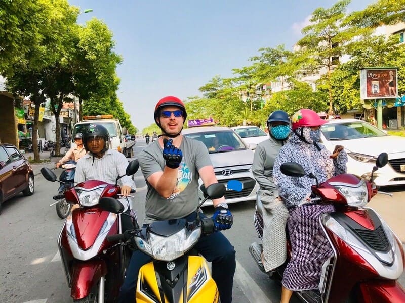 Funny-&-Unexpected-Moments-When-Living-in-HCMC-3