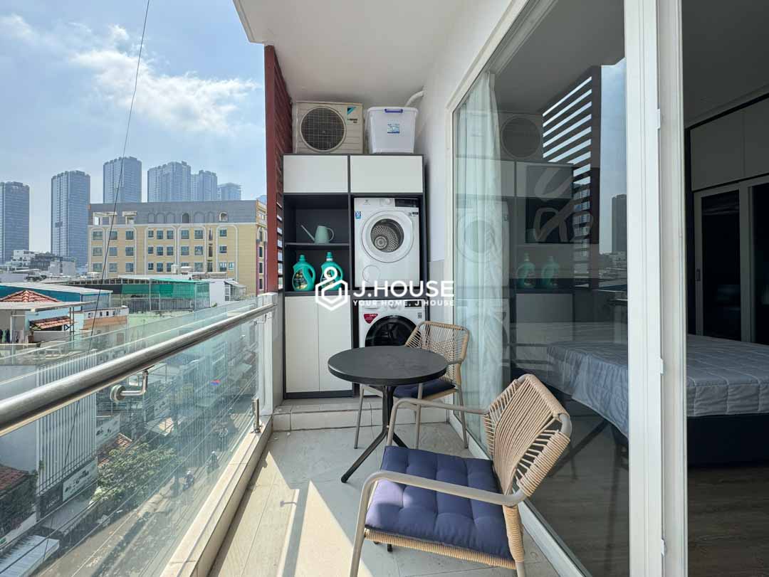 Modern Studio with Partition & Balcony in Binh Thanh-12