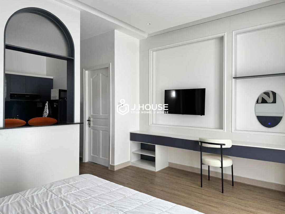 Modern Studio with Partition & Balcony in Binh Thanh-3