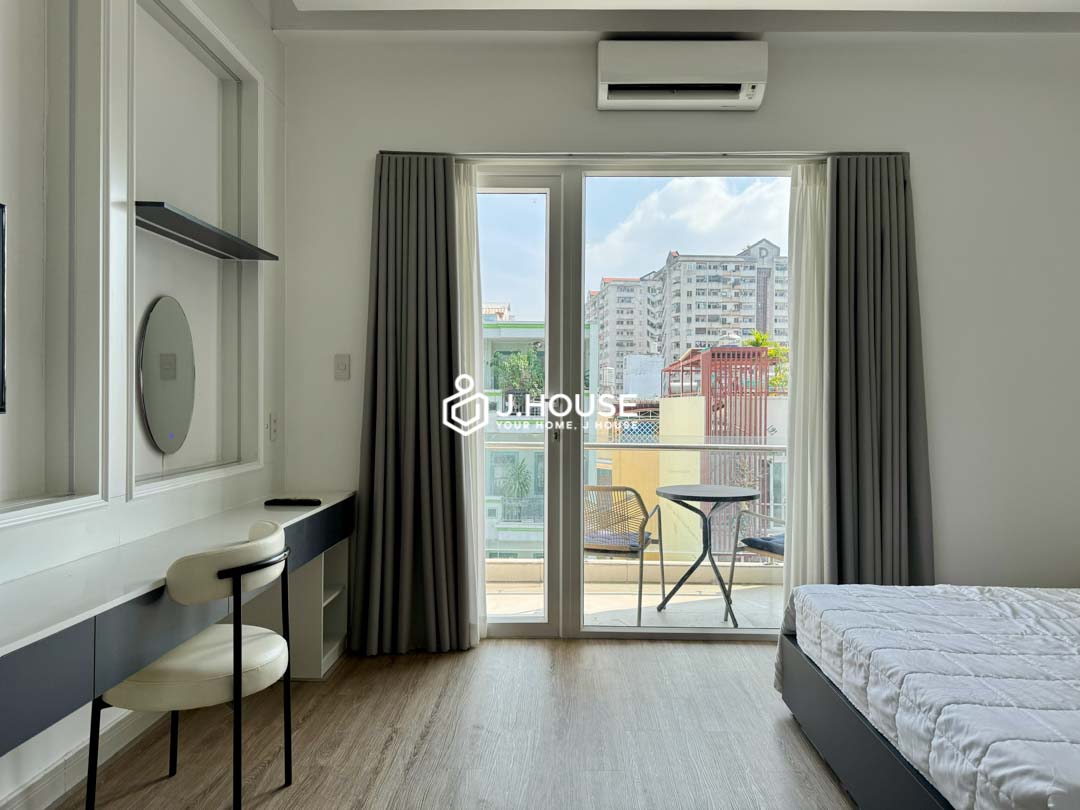 Modern Studio with Partition & Balcony in Binh Thanh-8