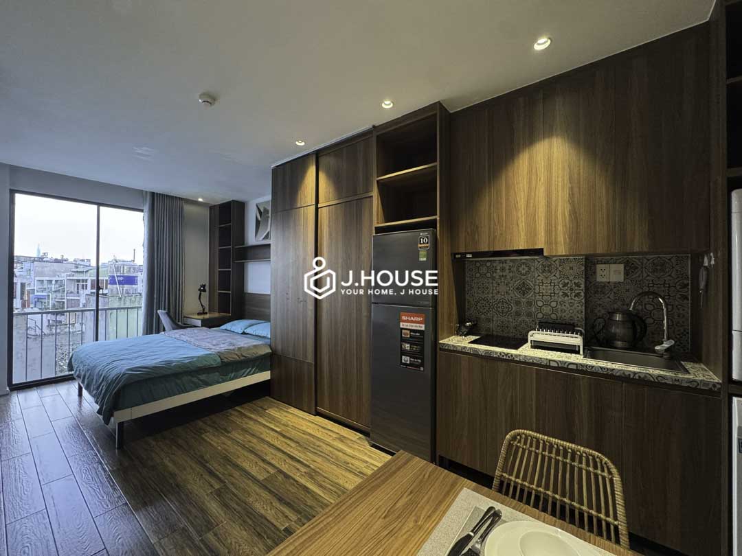 Quiet Bright Studio with Large Window & Nice View District 10-0