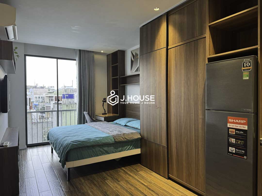 Quiet Bright Studio with Large Window & Nice View District 10-1