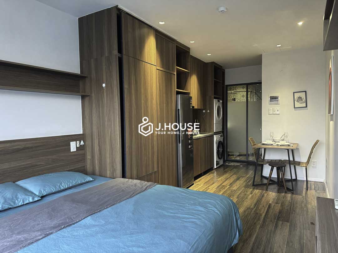 Quiet Bright Studio with Large Window & Nice View District 10-2