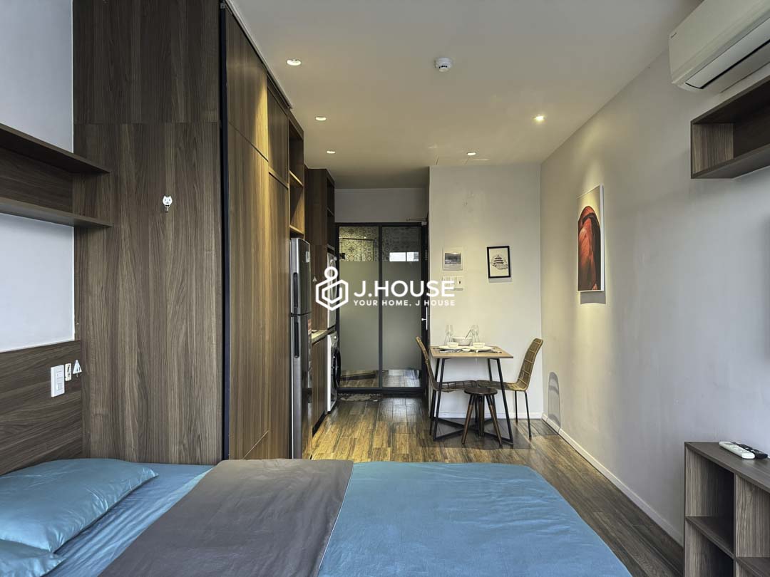 Quiet Bright Studio with Large Window & Nice View District 10-3