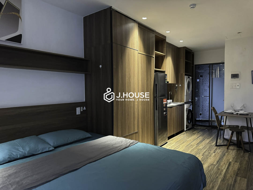 Quiet Bright Studio with Large Window & Nice View District 10-6