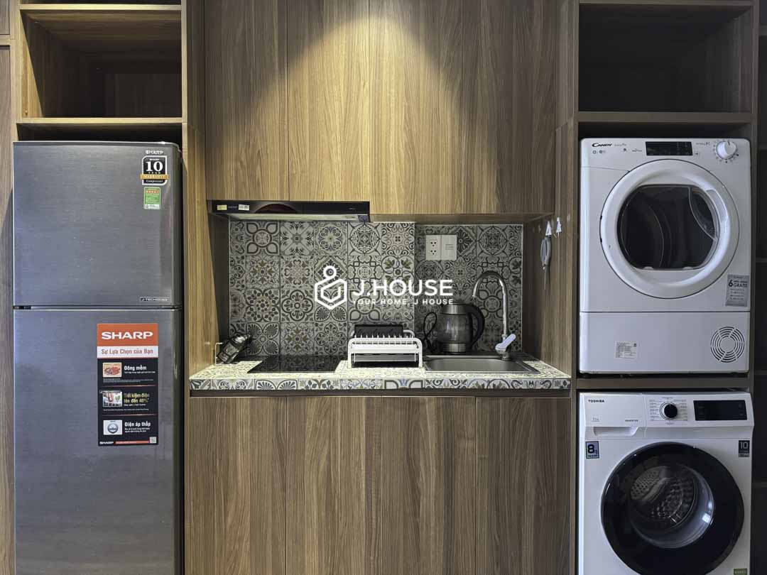 Quiet Bright Studio with Large Window & Nice View District 10-7