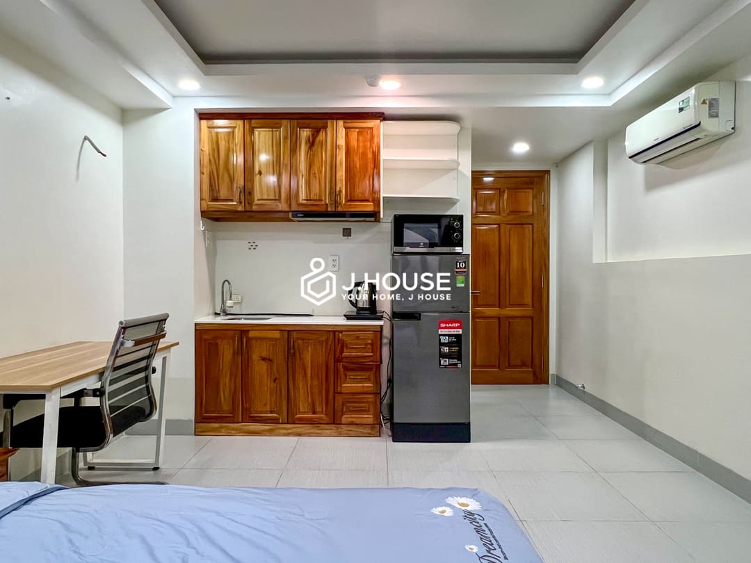 Cheap studio apartment for rent in District 1, HCMC-2
