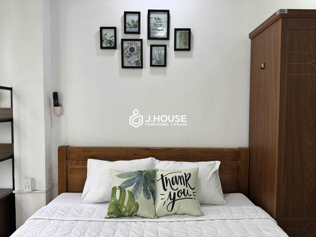 Cozy & Bright Studio Apartment for Rent with Balcony in District 3-1