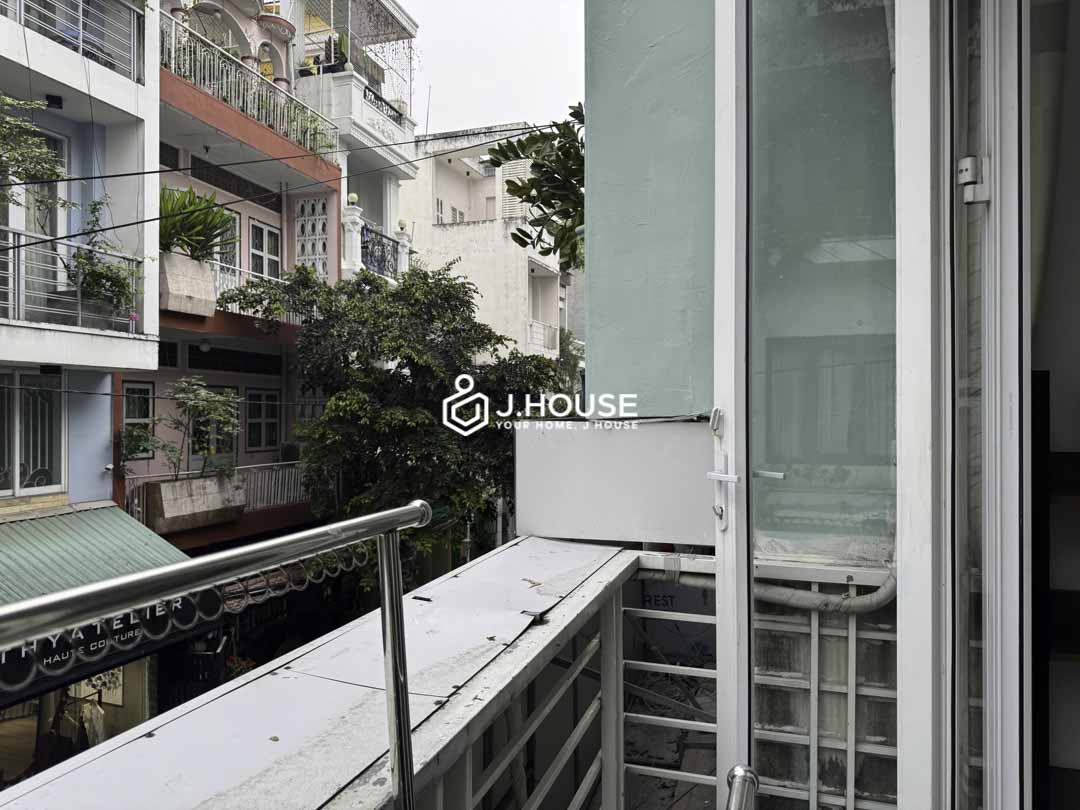 Cozy & Bright Studio Apartment for Rent with Balcony in District 3-5