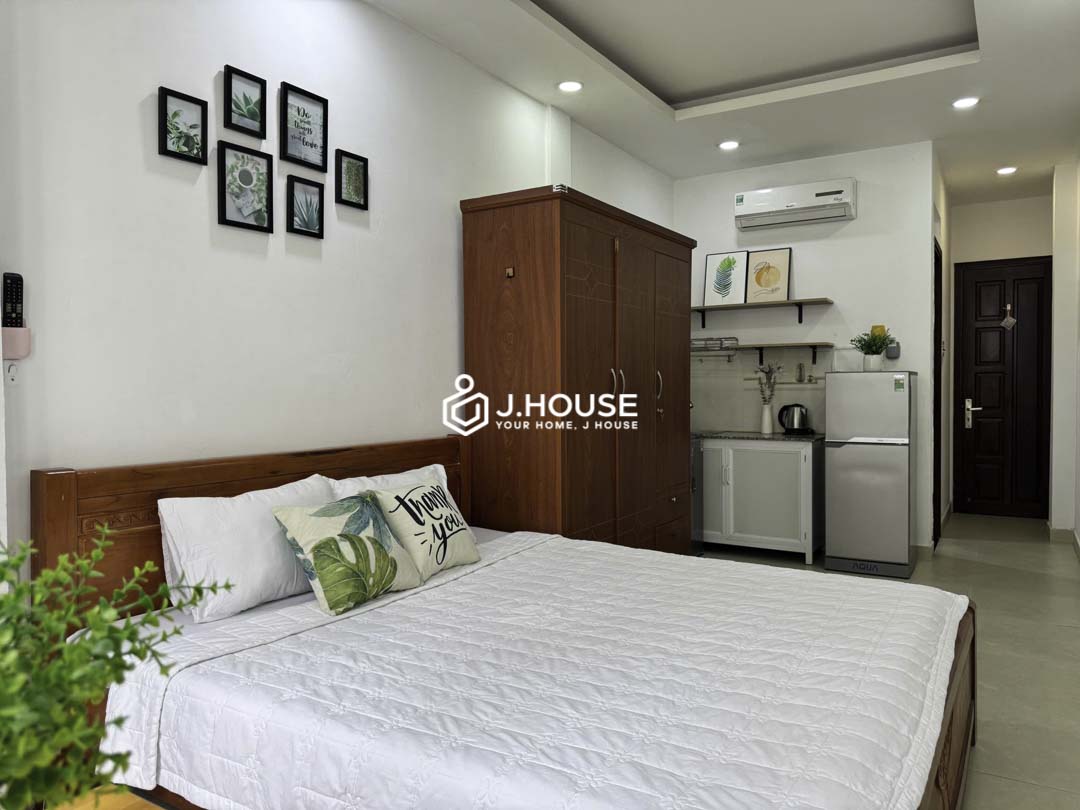 Cozy & Bright Studio Apartment for Rent with Balcony in District 3-6