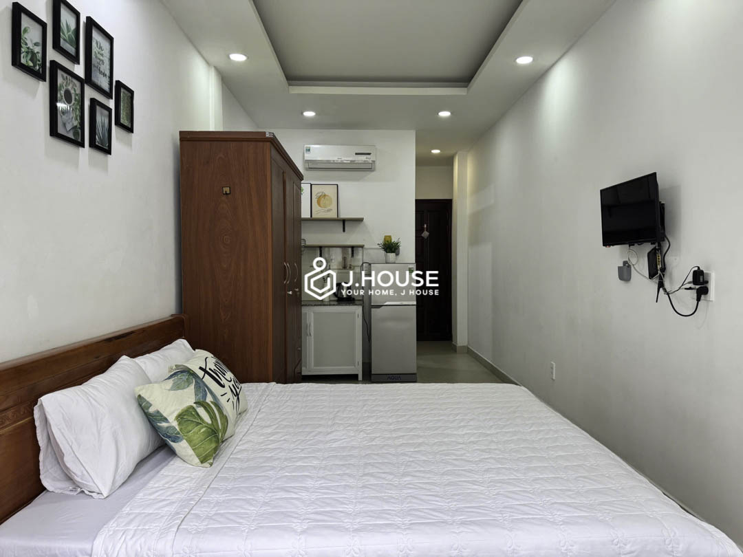 Cozy & Bright Studio Apartment for Rent with Balcony in District 3-7