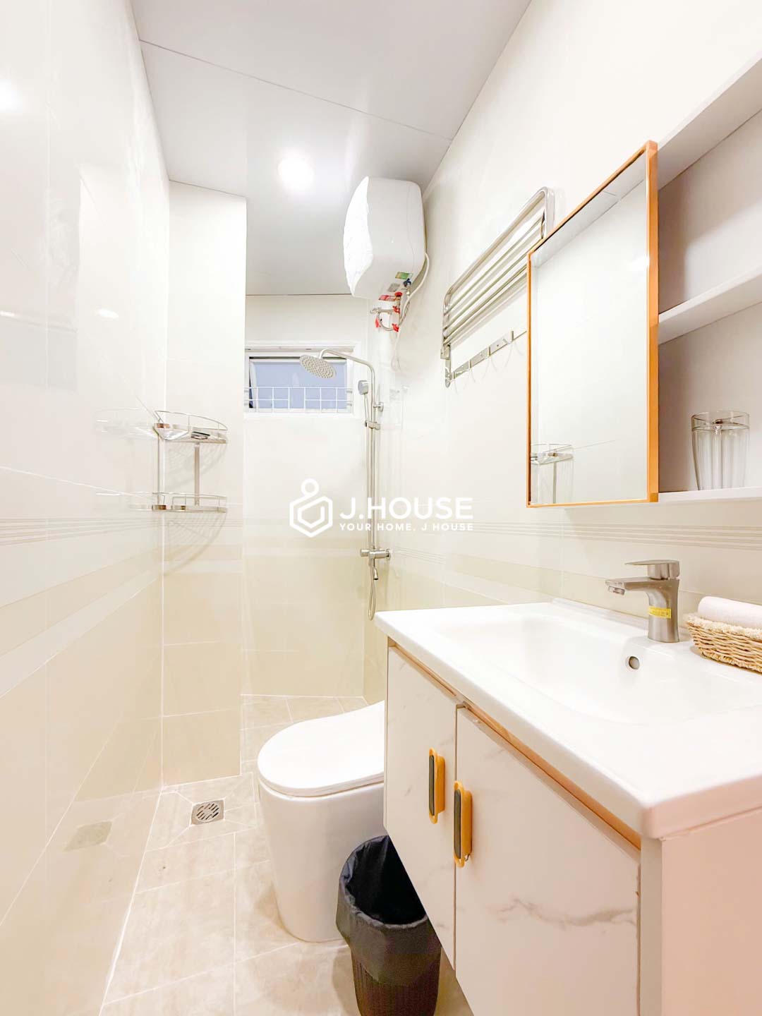 Modern 2BR with Balcony, Private Laundry & Wi-Fi - QK District 1-6