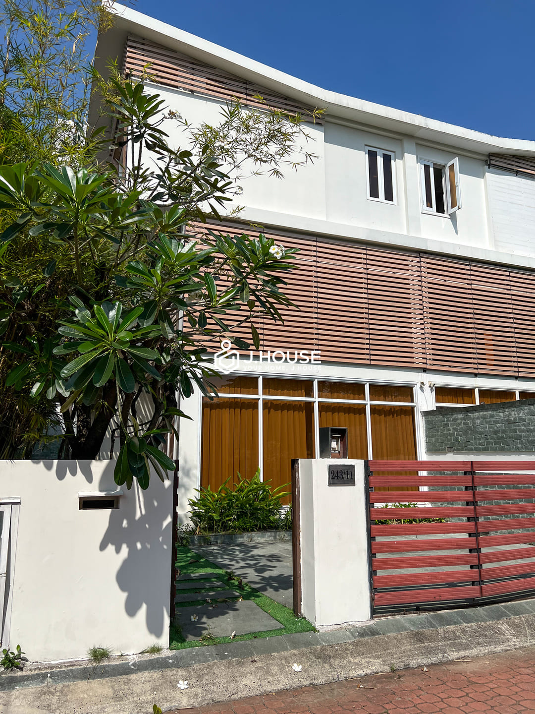 Modern 3-bedroom villa for rent in Thao Dien, District 2, HCMC