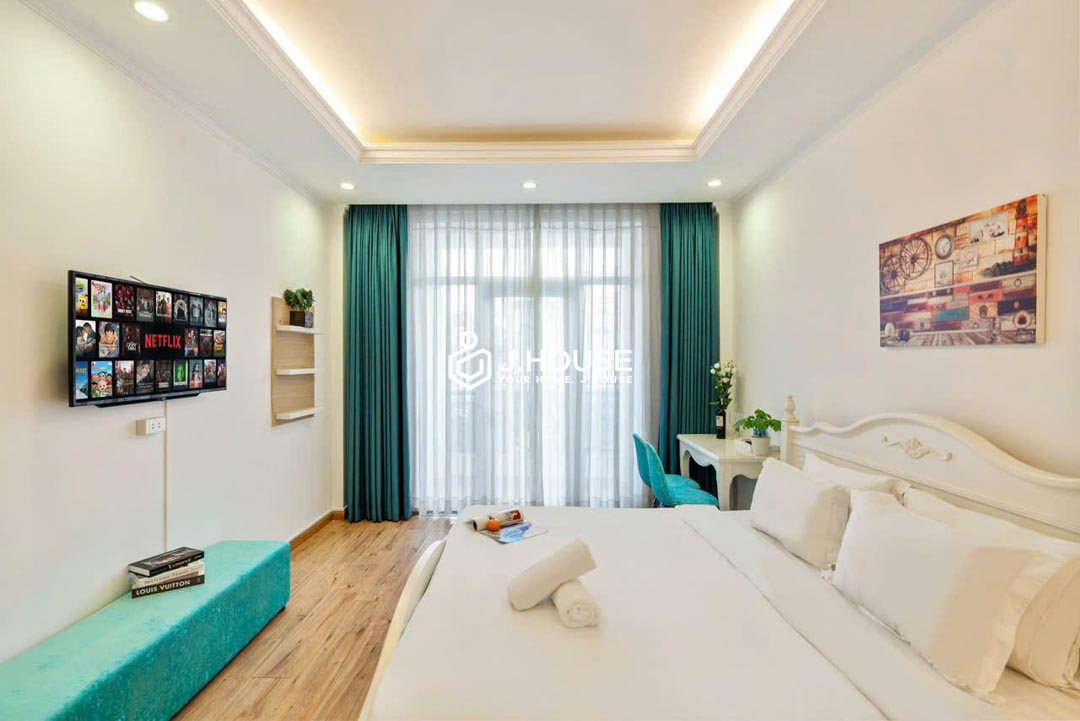 Modern Serviced Studio with Large Window in District 1 - QT Apartment-0