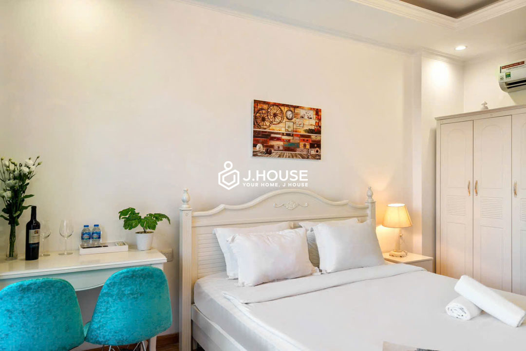 Modern Serviced Studio with Large Window in District 1 - QT Apartment-4