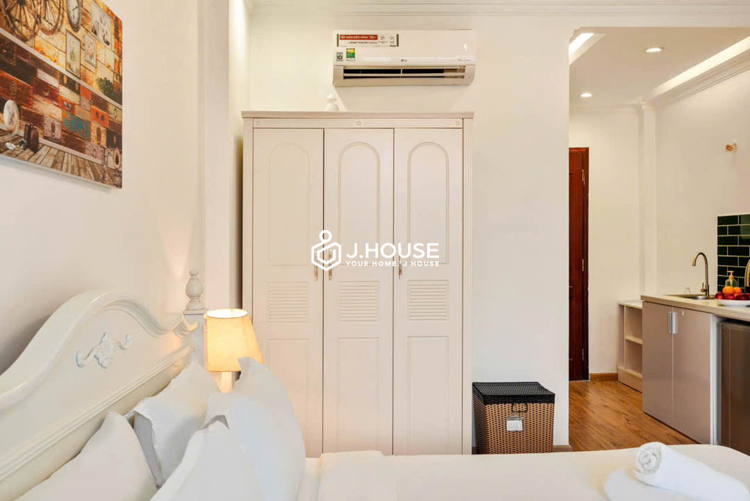 Modern Serviced Studio with Large Window in District 1 - QT Apartment-6