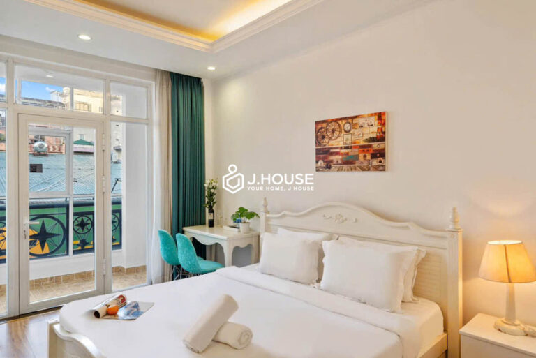 Modern Serviced Studio with Large Window in District 1 - QT Apartment