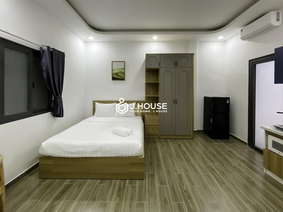 Modern Studio with Private Skylight in Phu Nhuan District - Urbanest-0