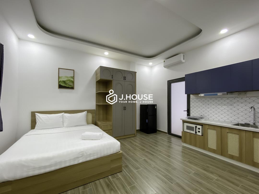 Modern Studio with Private Skylight in Phu Nhuan District - Urbanest-4