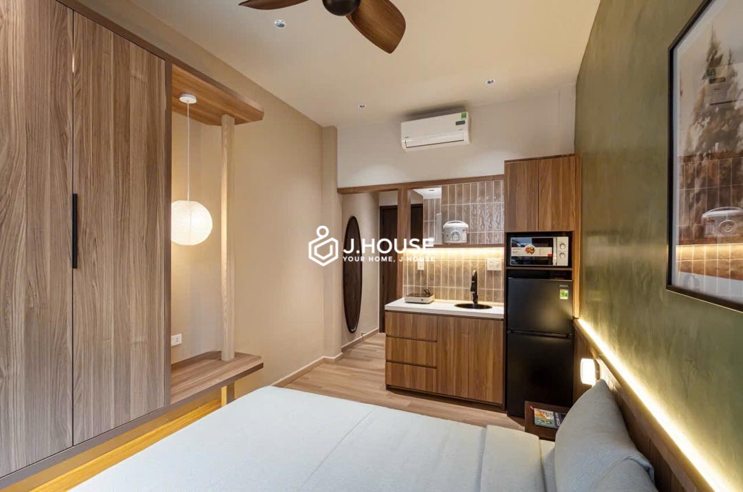 Studio in District 1 with Private Balcony and Laundry - CivilisHouse-3
