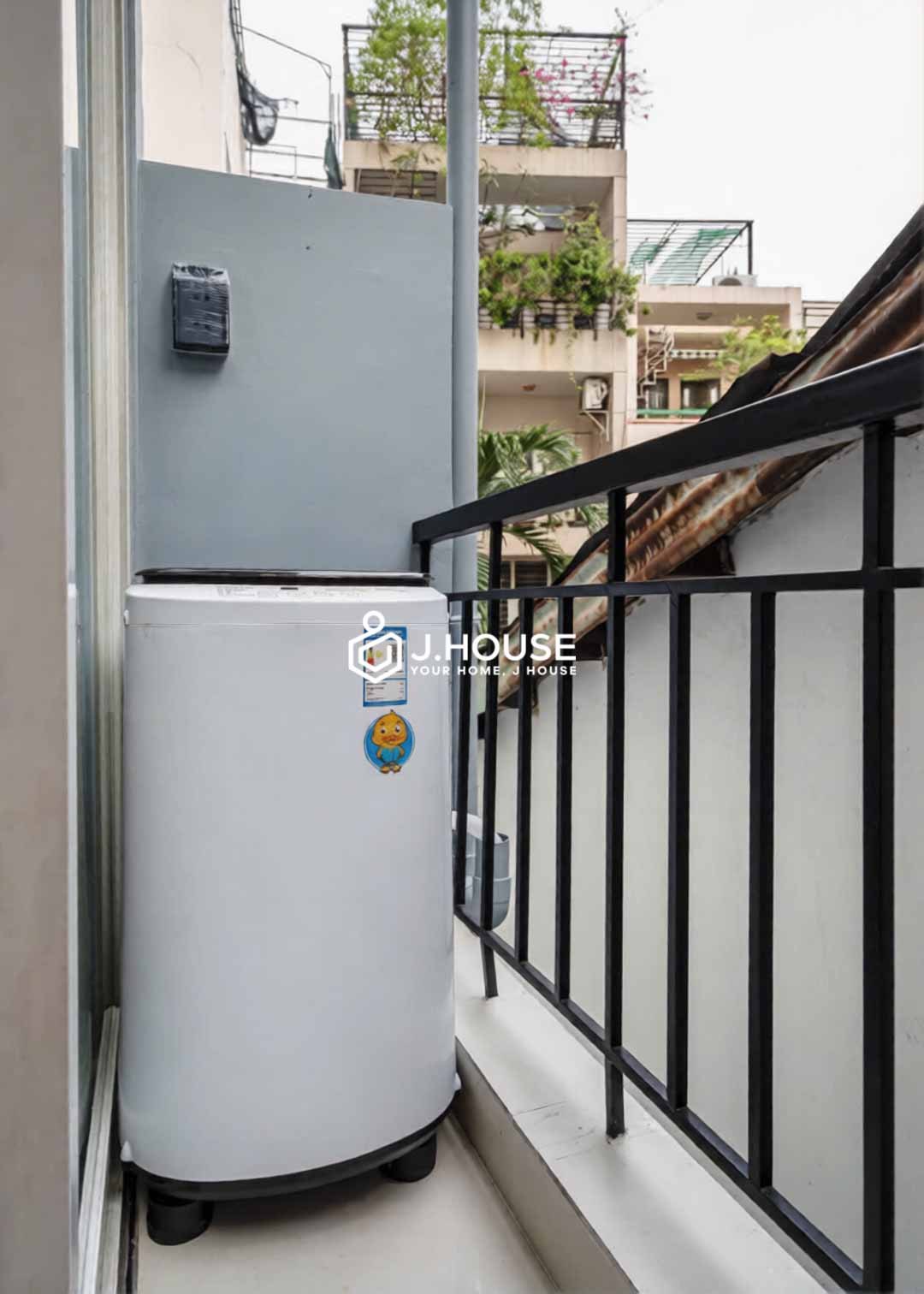 Studio in District 1 with Private Balcony and Laundry - CivilisHouse-4