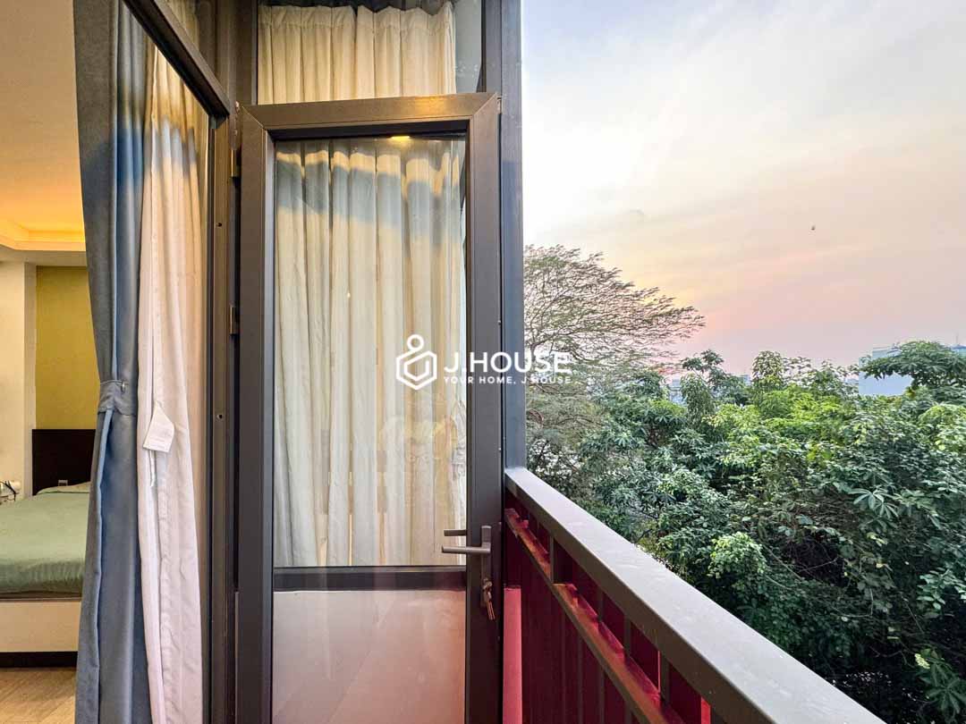 modern-1-bedroom-with-balcony-in-thao-dien-mz-apartment-401-3